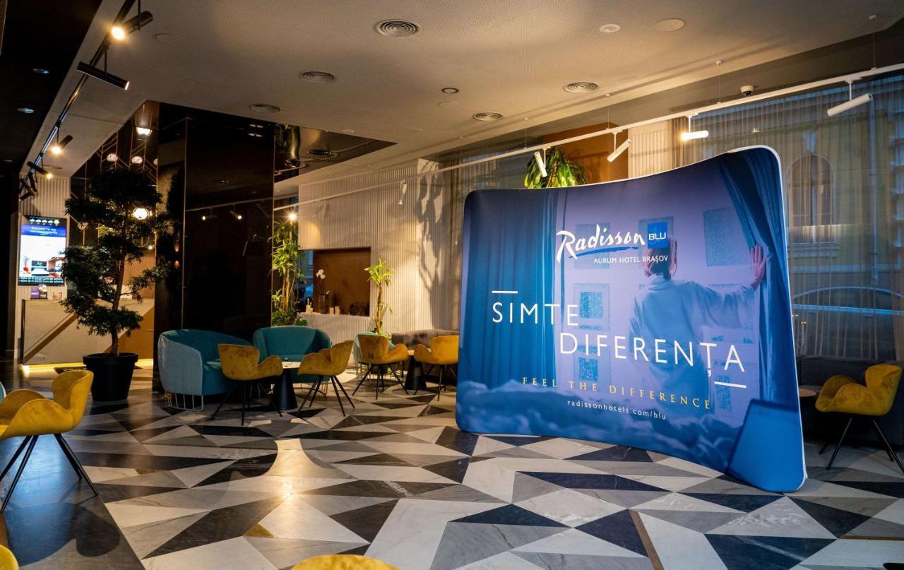 Radisson Blu Aurum Hotel, Braşov Buitenkant foto A curved tension fabric display