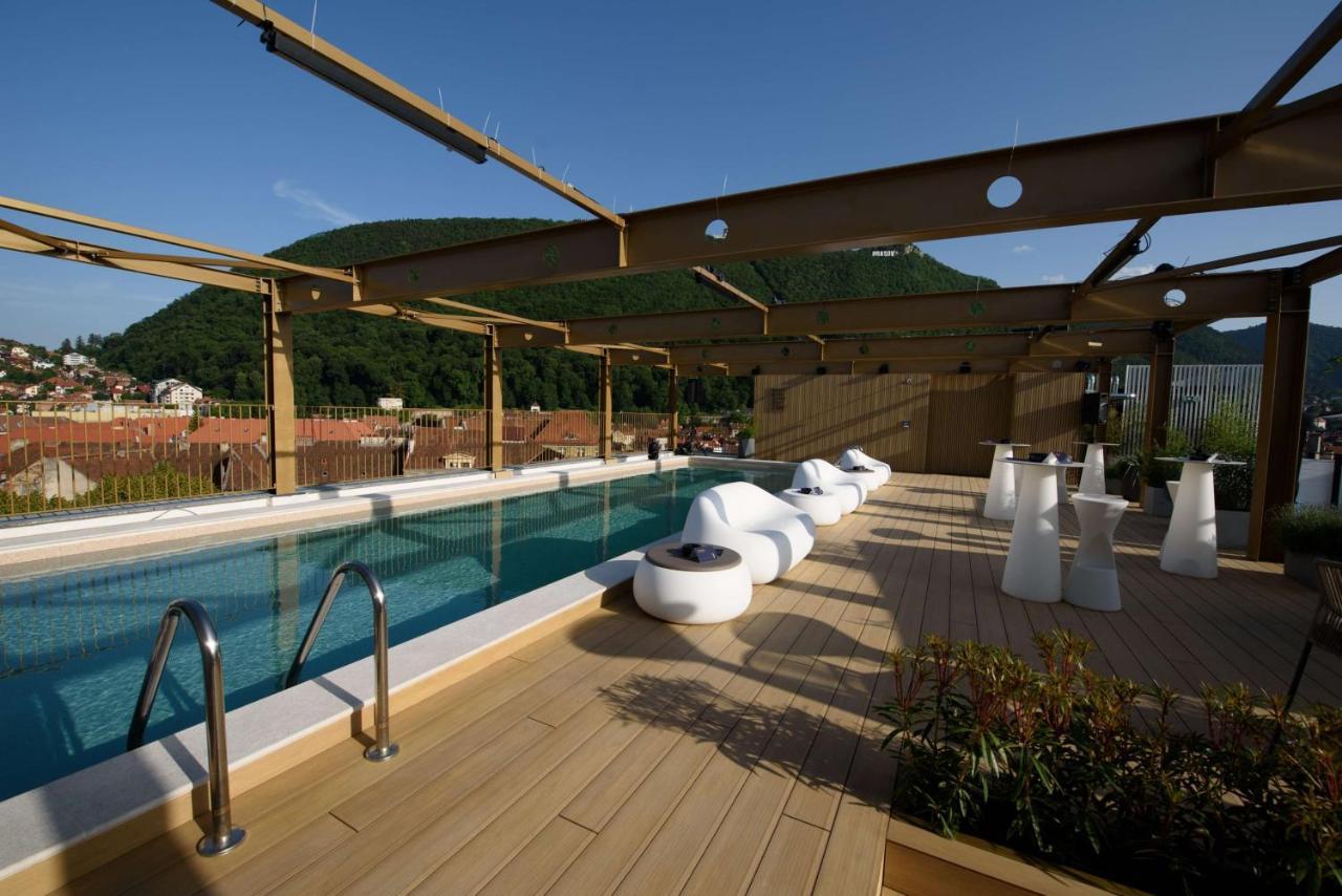 Radisson Blu Aurum Hotel, Braşov Buitenkant foto The rooftop pool at the Hotel