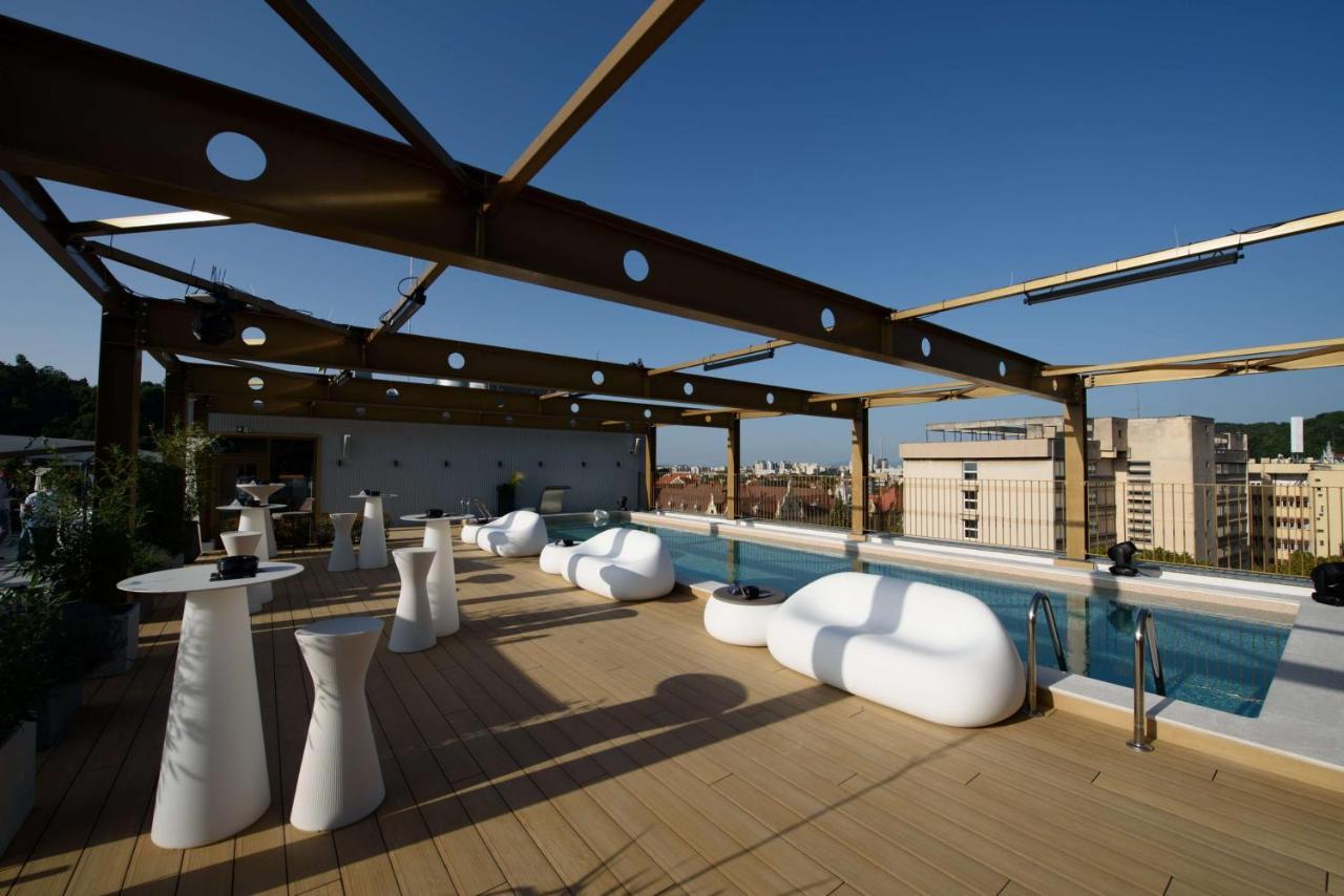 Radisson Blu Aurum Hotel, Braşov Buitenkant foto The rooftop pool at the Hotel