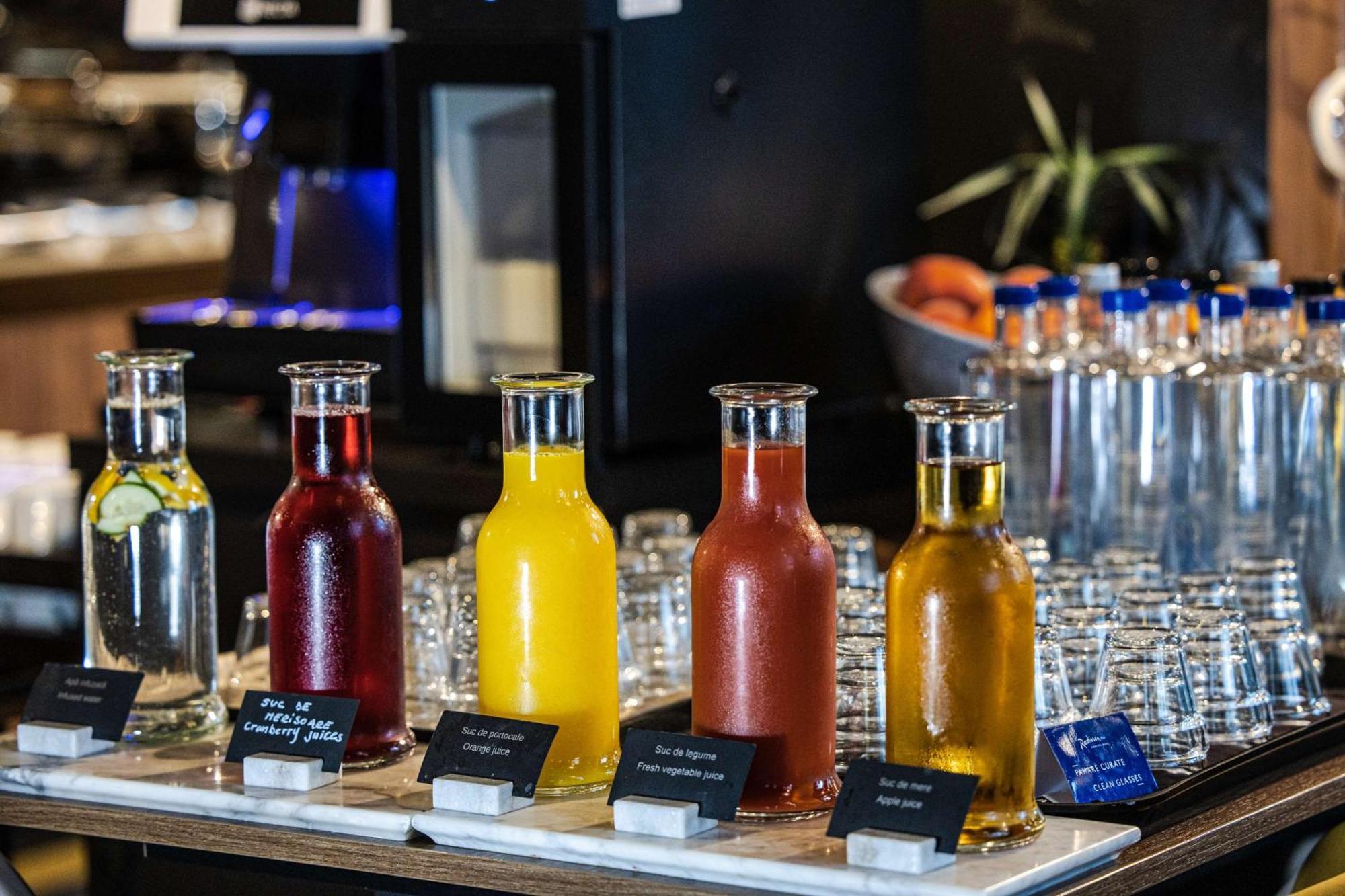 Radisson Blu Aurum Hotel, Braşov Buitenkant foto Juices at a buffet