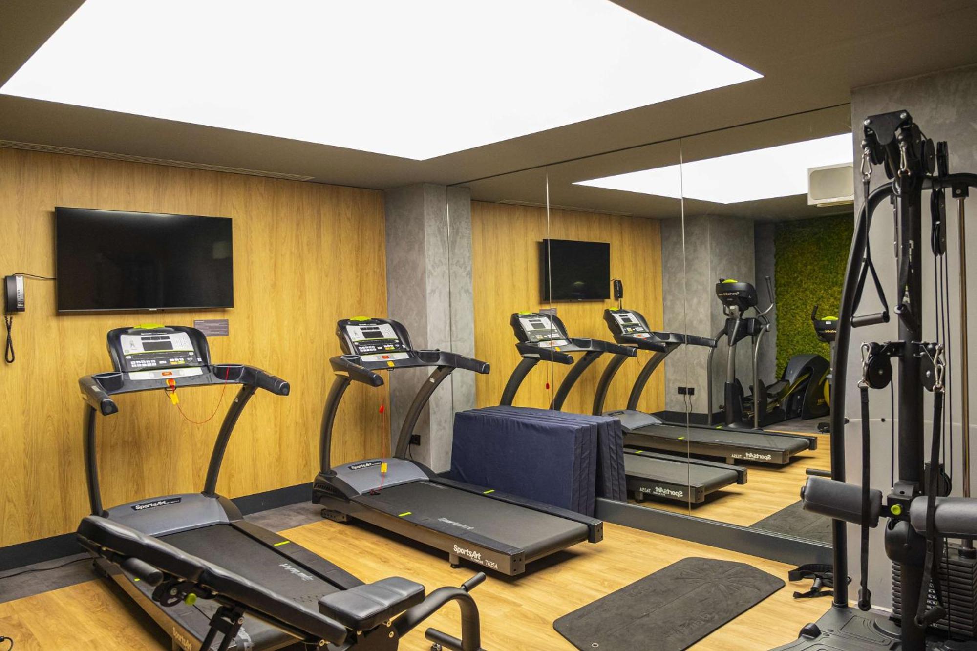 Radisson Blu Aurum Hotel, Braşov Buitenkant foto The gym at the hotel