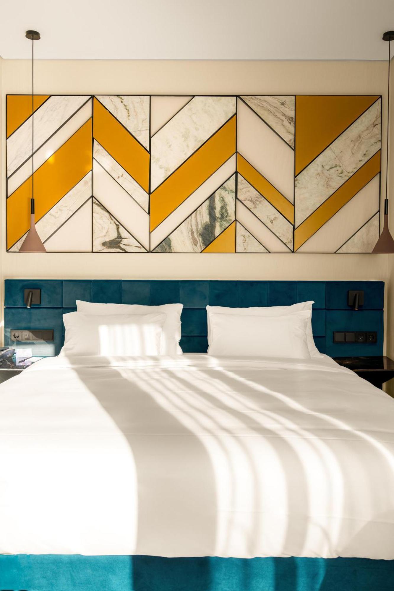 Radisson Blu Aurum Hotel, Braşov Buitenkant foto A bed with two pillows