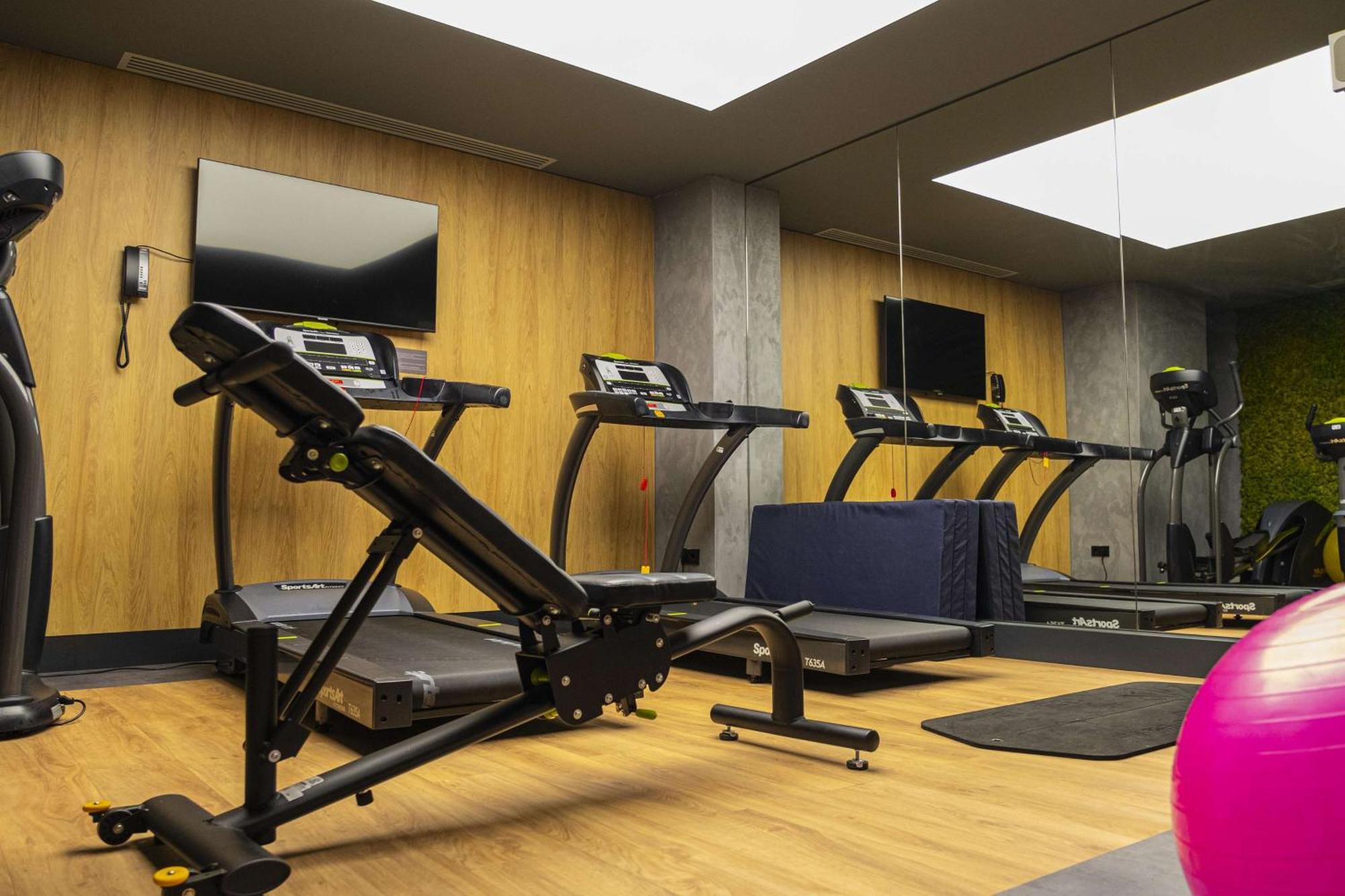 Radisson Blu Aurum Hotel, Braşov Buitenkant foto The gym at the hotel