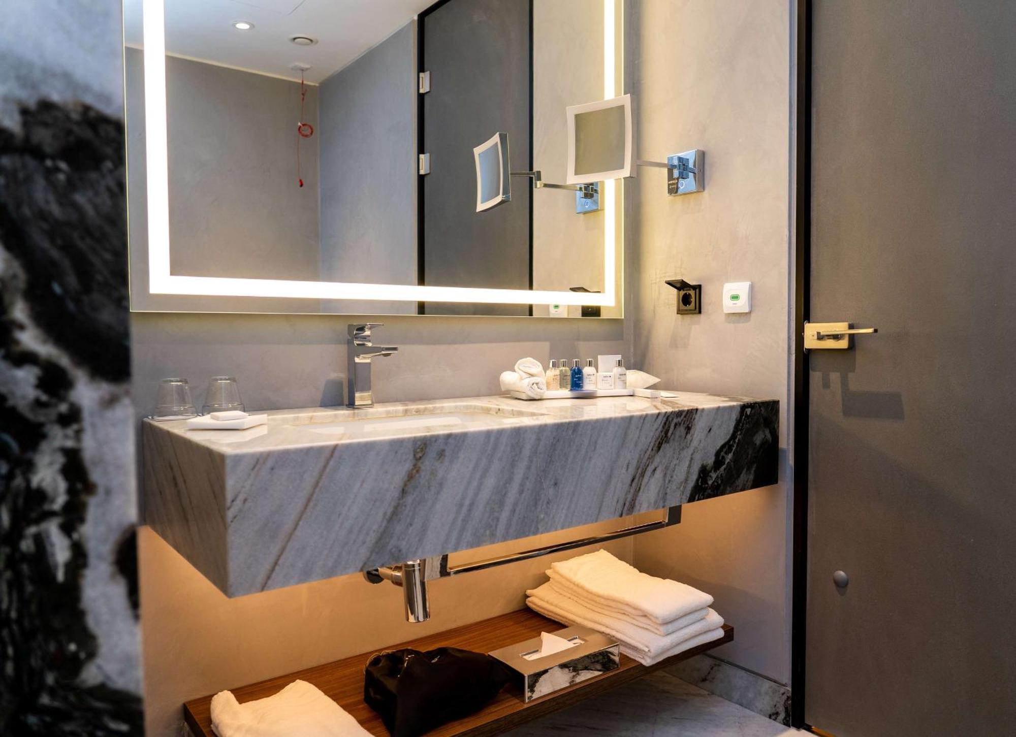 Radisson Blu Aurum Hotel, Braşov Buitenkant foto Bathroom