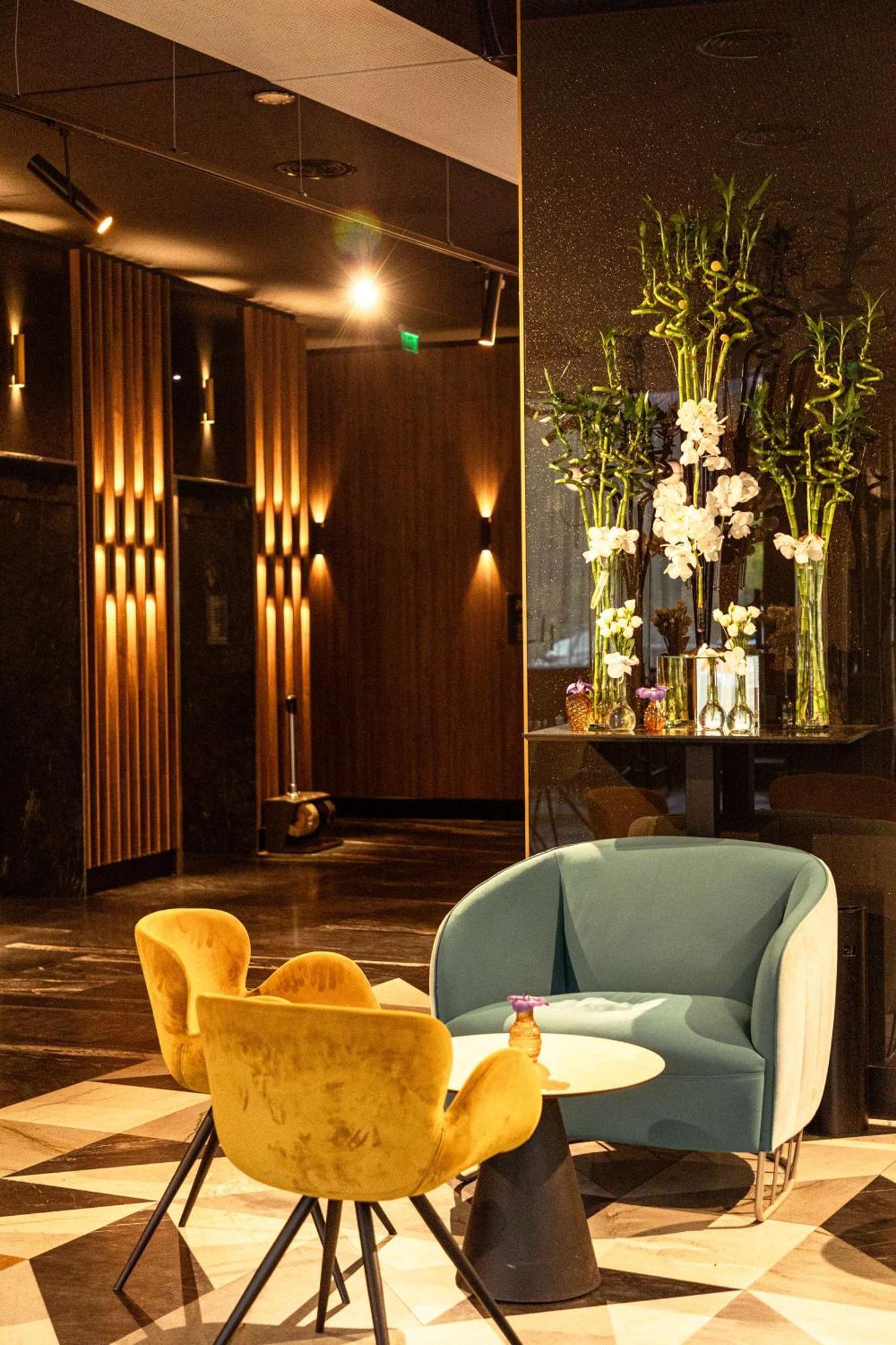 Radisson Blu Aurum Hotel, Braşov Buitenkant foto The lobby of the hotel